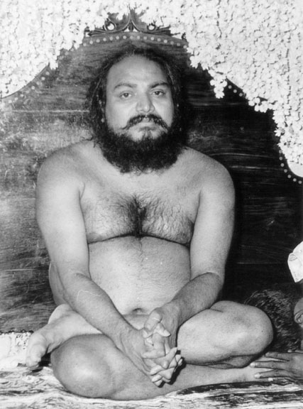 Shri Shivabalayogi Maharaj seated before a group of meditators in Bangalore
