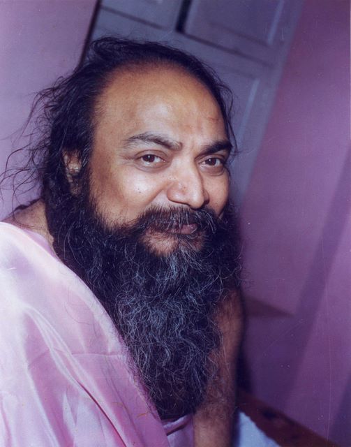 Shri Shivabalayogi Maharaj seated, giving darshan